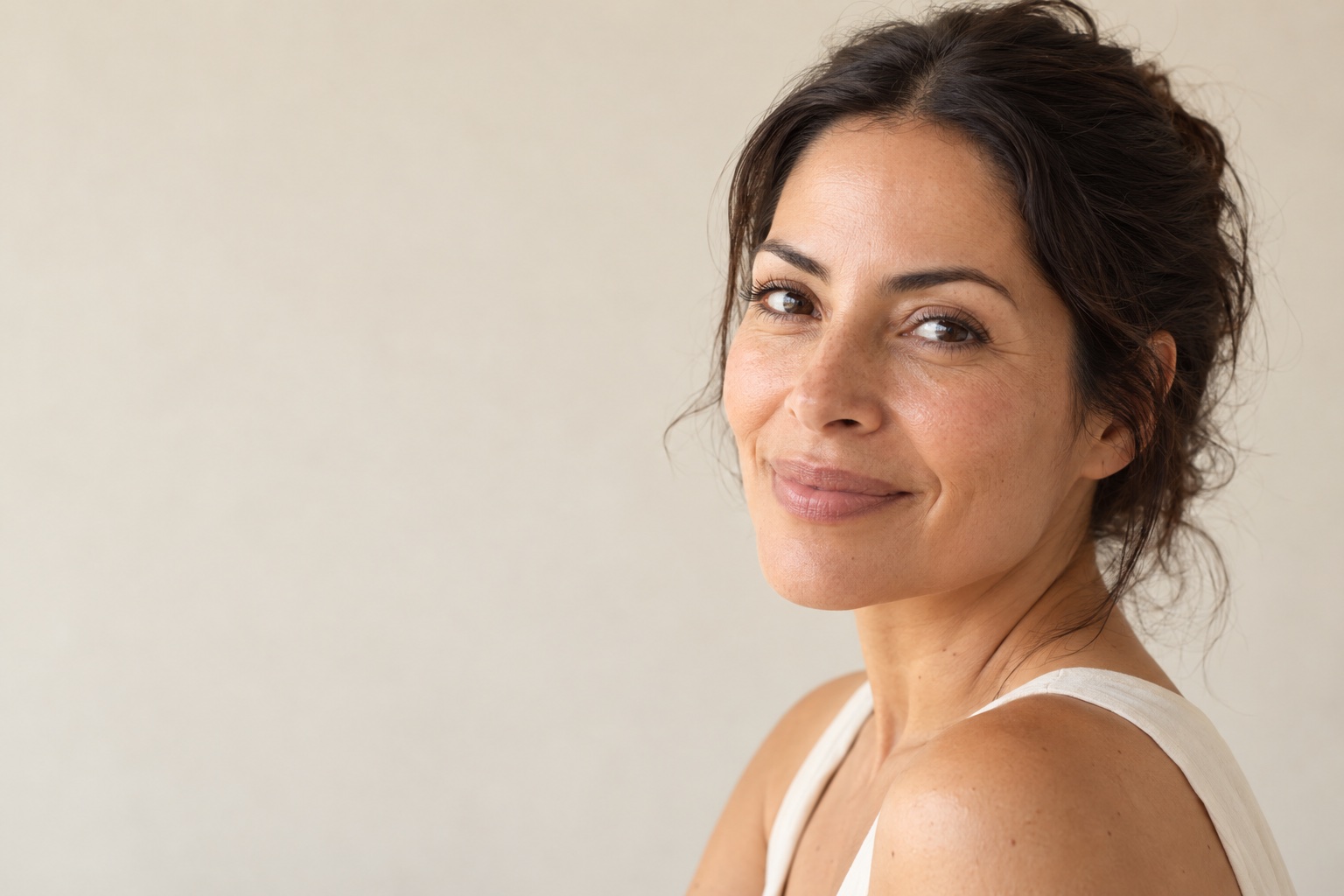 Retrato ilustrativo de una mujer sonriendo